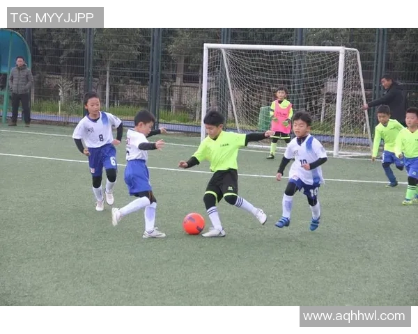 抓人踢足球的乐趣与挑战探索团队合作与竞技精神的完美结合 抓人踢足球的乐趣与挑战探索团队合作与竞技精神的完美结合