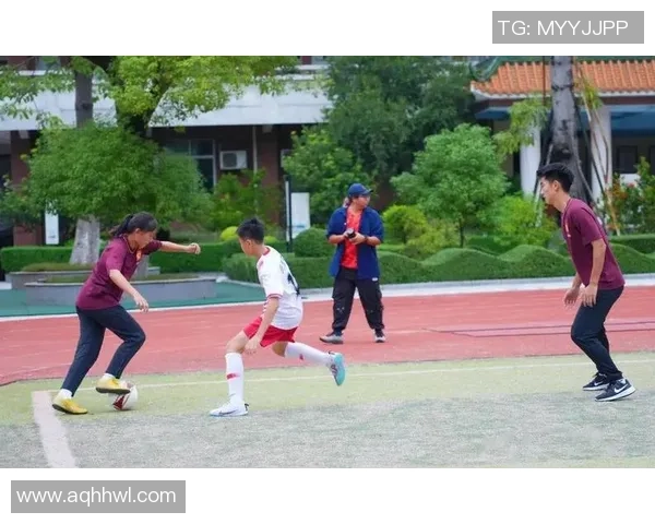 热血青春在绿茵场上绽放足球友谊赛的激情与团结