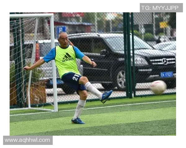 足球元老组的传奇岁月与激情重燃的赛场故事 足球元老组的传奇岁月与激情重燃的赛场故事