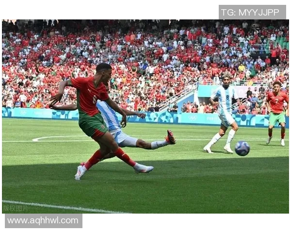 足球员在赛场上热情鼓掌展现团队精神与球迷互动的精彩瞬间